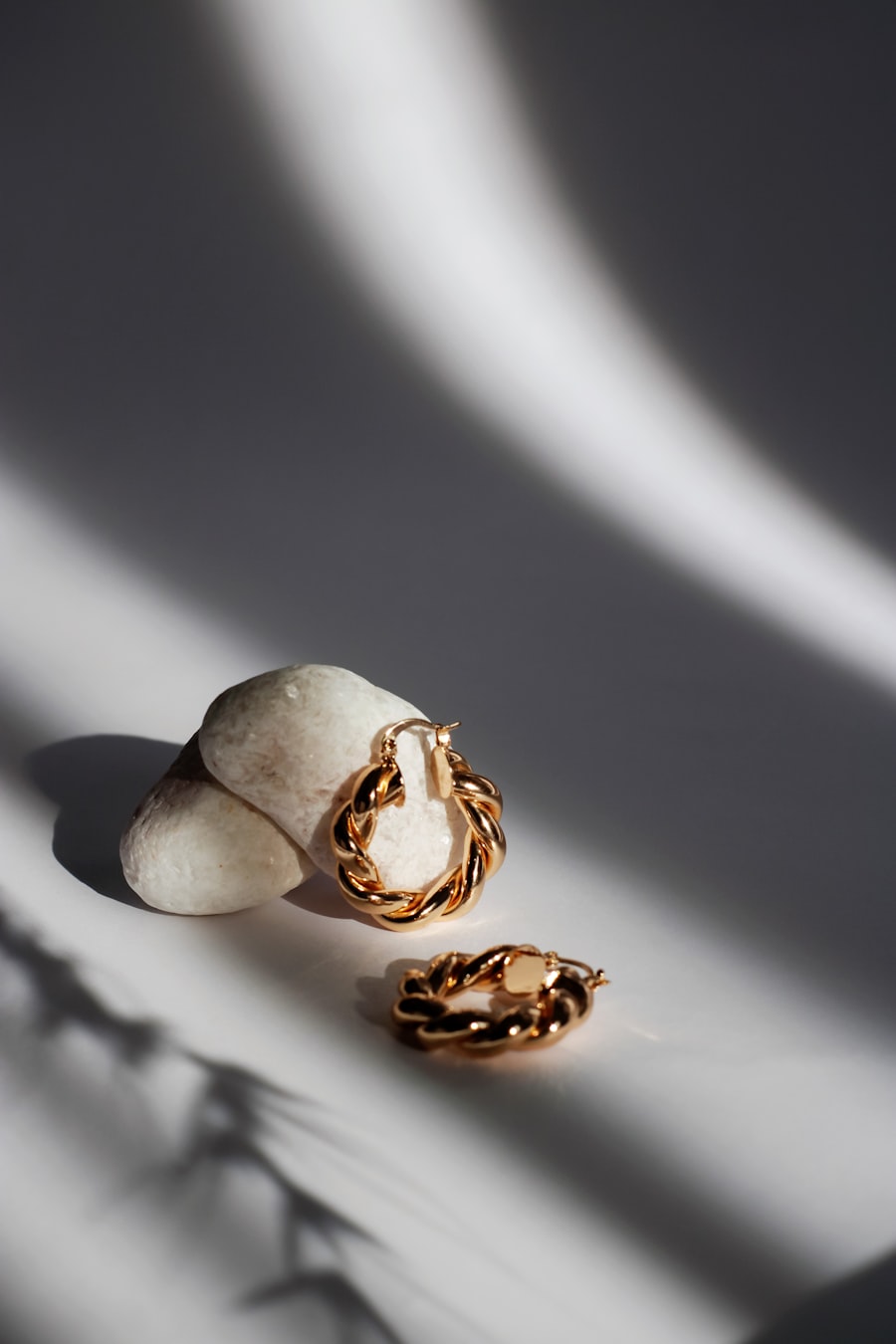 Biżuteria vintage z epoki PRL — pierścionki srebrne na ciemnym tle