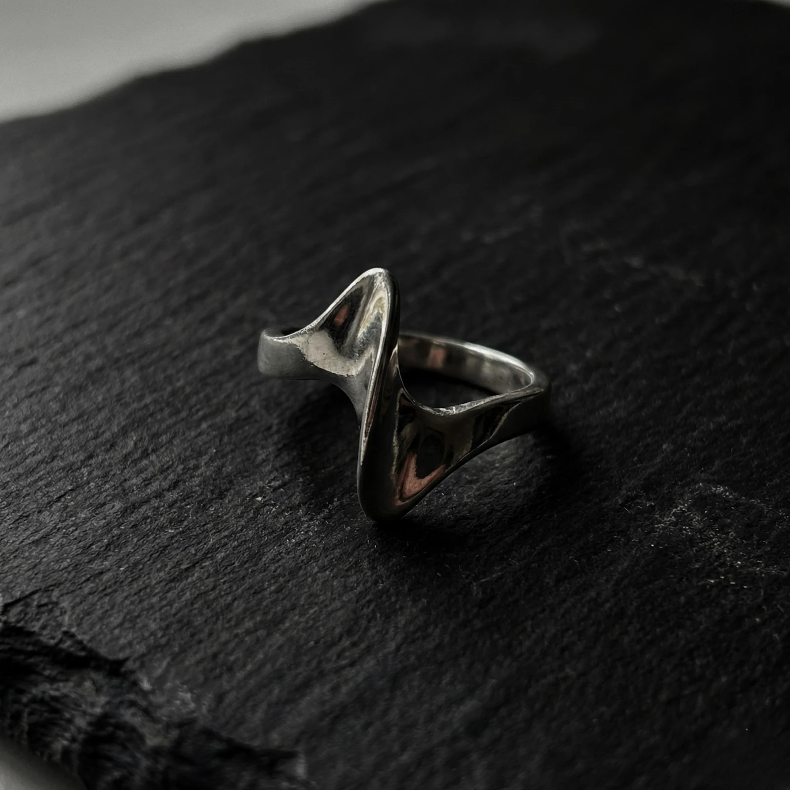 Geometryczny pierścionek srebrny 925 handmade — odlew piaskowy, trzy próby ARCHIWUM925